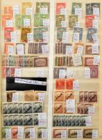 16 db A4-es és 5 db közepes berakó tele főleg modern magyar anyaggal, nagyobb része postatiszta, köz...