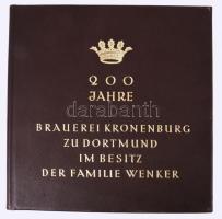 200 Jahre Brauerei Kronenburg zu Dortmund im Besitz der Familie Wenker. Dortmund, 1929, Friedrich Wilhelm Ruhfus. Egészoldalas, fekete-fehér képekkel illusztrálva. Német nyelven. Kiadói aranyozott egészbőr-kötés, jó állapotban, a borítón kis kopásnyomokkal, kissé sérült kiadói kartontokban.