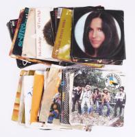 40 darab kisalakos bakelit, közte jó darabokkal, Art Garfunkel, Reo Speedwagon, Kylie and Jason, Michael Schanze, David Cassidy, Rita Coolidge, Steve Allen, Bee Gees, Dr. Hook, Boney M, The Police, illetve magyar előadók.