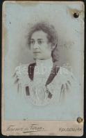 cca 1910 Női portré, keményhátú fotó Ferencz és Társa kolozsvári műterméből, szecessziós hátlappal, sérült, 10,5×6,5 cm