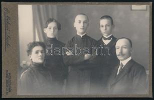 cca 1910 Családi portré, keményhátú fotó ifj. Maksai László kolozsvári műterméből, 10,5×16,5 cm
