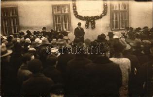 1927 Győr, Győry Vilmos emlékünnep, Dr. Dukavits Vilmos a győri egyházközség nevében átveszi az emléktáblát. photo