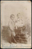 cca 1890 Gyerekek karikával, keményhátú fotó Krauss és Klapok temesvári műterméből, kopott, 16,5×10,5 cm