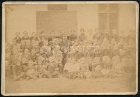 cca 1900 Iskolások csoportképe, keményhátú fotó, 10,5×16,5 cm
