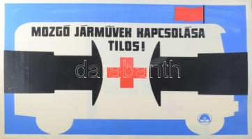 cca 1980 Mozgó járművek kapcsolása tilos, MÁV munkavédelmi plakát, műanyag, apró kopásnyomokkal, jobb alsó sarkában apró hiánnyal, 50x70 cm.