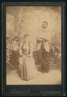 cca 1880 Házaspár portréja, keményhátú fotó Baker selmecbányai műterméből, 16,5×10,5 cm