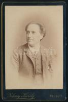 Dalnoki Béni (1838-1914) operaénekes (tenor) portréja, keményhátú fotó Zelesny Károly pécsi műterméből, 16,5×10,5 cm
