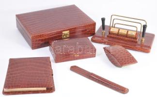 6 részes krokodilbőr asztali szett, levéltartó öröknaptárral, tolltartó, tapper, ékszeres doboz, notesz, tárolódoboz, jó állapotban, dobozokban fa betétekkel, 23x33 cm alatt