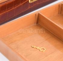 6 részes krokodilbőr asztali szett, levéltartó öröknaptárral, tolltartó, tapper, ékszeres doboz, not...