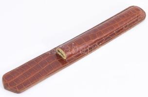 6 részes krokodilbőr asztali szett, levéltartó öröknaptárral, tolltartó, tapper, ékszeres doboz, not...