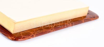 6 részes krokodilbőr asztali szett, levéltartó öröknaptárral, tolltartó, tapper, ékszeres doboz, not...