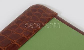 6 részes krokodilbőr asztali szett, levéltartó öröknaptárral, tolltartó, tapper, ékszeres doboz, not...