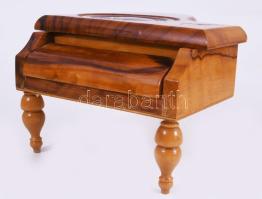 Zongora alakú fa zenedoboz, rajta Chopin portréjával, felnyitva zenél, jó állapotban, 20x15 cm