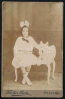 cca 1915 Adél és Gigi, kislány kutyával, keményhátú fotó Fischer Béla fogarasi műterméből, sarkán törésnyom, 16,5×10,5 cm