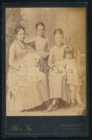 cca 1900 Lányok családi fotója, keményhátú fotó Klösz György budapesti műterméből, ritka hátoldallal, 10,5×16,5 cm