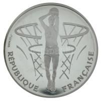 Franciaország 1991. 100Fr Ag "100 éves a kosárlabda sport" sorszámozott "7456" tanúsítvánnyal, dísztokban T:PP fo. France 1991. 100 Francs Ag "Centennial of the Basketball" with serial numbered certificate "7456", in display case C:PP spotted Krause KM#992