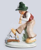 Német madaraknak fuvolázó fiú porcelán figura, sorszámozott, kis kopással, m: 14,5 cm