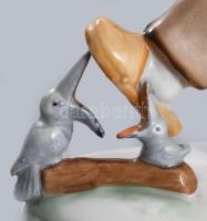 Német madaraknak fuvolázó fiú porcelán figura, sorszámozott, kis kopással, m: 14,5 cm
