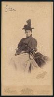 1897 Báró Depont Alfonzné, Lyka Iréne, keményhátú fotó Koller Károly budapesti műterméből, 21×11,5 cm