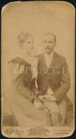 1893 Putnoky Móricz (1866-1946) és felesége Károlyi Sarolta portréja, keményhátú fotó Koller tanár budapesti műterméből, sérüléssel, 21×11 cm