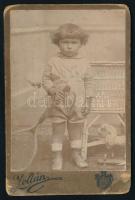 cca 1915 Kisgyerek játékokkal, keményhátú fotó "Zoltán" műterméből, sérüléssel, 10,5×6,5 cm