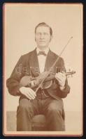 cca 1910 Zenész portréja, keményhátú fotó, 10,5×6,5 cm