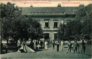 Szolnok, 68. gyalogezred laktanya főhomlokzata, ivóvíz kút