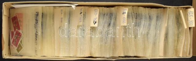 NSZK, NDK, zónák stb. kb 5-6000 db bélyeg pergamentasakos rendezőben, dobozban