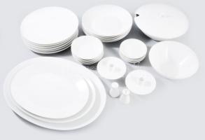 Rosenthal 33 részes fehér porcelán szervírozó készlet. 6 darab mélytányér, 6 darab nagytányér, 6 darab tálka, 6 darab köretes tál, 3 darab pecsenyés tál, gyertyatartó pár, só- és borsszóró, kínáló, levesszervírozó. Jelzett, kis kopással.