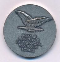 1996-1999. "Magyar Honvédség parancsnoka, vezérkari főnök" kétoldalas fém emlékérem, hátoldalán Végh Ferenc aláírásának képével (38mm) T:XF