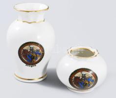 Szeged város címerével ellátott két kis porcelán váza. Kézzel festett, jelzett, hibátlan 10 cm, 9 cm