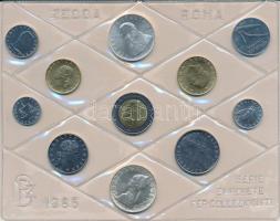 Olaszország 1985. 1L-500L (11xklf) forgalmi sor fóliatokban és műbőrtokban, tanúsítvánnyal. Benne: 1985R 500L Ag "Kolumbusz hajói", 1985R 500L Ag "Allesandro Manzoni születésének 200. évfordulója" T:UNC Italy 1985. 1 Lira - 500 Lire (11xdiff) coin set in foil pack and faux leather case, with certificate, including 1985R 500 Lire Ag "Columbus' Ships", 1985R 500 Lire Ag "200th Anniversary of Birth of Alessandro Manzoni" C:UNC