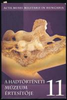2010 A Hadtörténeti Múzeum Értesítője 11. Acta Musei Militaris in Hungaria. Szerk.: Kedves Gyula, Kreutzer Andrea et al. Bp., 2010, Hadtörténeti Múzeum, 420 p. Fekete-fehér és színes képekkel illusztrálva. Kiadói papírkötés.