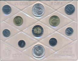 Olaszország 1990. 1L-500L (11xklf) forgalmi sor fóliatokban és műbőrtokban, tanúsítvánnyal. Benne: 1990R 500L Ag "Kolumbusz hajói", 1990R 500L Ag "Tiziano Vecellio születésének 500. évfordulója" T:UNC Italy 1990. 1 Lira - 500 Lire (11xdiff) coin set in foil pack and faux leather case, with certificate, including 1990R 500 Lire Ag "Columbus' Ships", 1990R 500 Lire Ag "500th Anniversary of Birth of Tiziano Vecellio" C:UNC