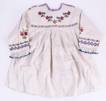 Régebbi hímzett kislány ruha, jó állapotban.