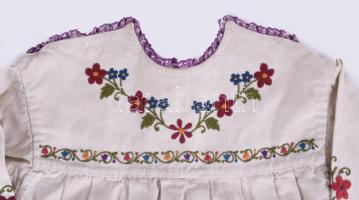Régebbi hímzett kislány ruha, jó állapotban