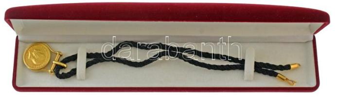 Nagy-Britannia 1925. 1 Sovereign Au "V. György" Au foglalatban, kapcson jelzéssel (érme súlya 7.98g, tisztasága 0.917; foglalat súlya 5.25g, tisztasága 0.750) T:XF United Kingdom 1925. 1 Sovereign Au "George V" in Au frame, with mark on clasp (coin weight 7.98g, purity 0.917; frame weight 5.25g, purity 0.750) C:XF