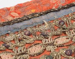 cca 1900, Lakócsa környéke, Dráva menti horvát női főkötő, gazdag hímzéssel és díszítéssel, h: 32 cm