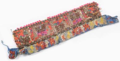 cca 1900, Lakócsa környéke, Dráva menti horvát női főkötő, gazdag hímzéssel és díszítéssel, h: 36 cm