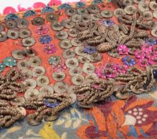 cca 1900, Lakócsa környéke, Dráva menti horvát női főkötő, gazdag hímzéssel és díszítéssel, h: 36 cm