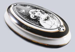 Hollóházi Jurcsák László által tervezett mintával díszített ovális bonbonier. Jelzett, hibátlan, h: 15 cm