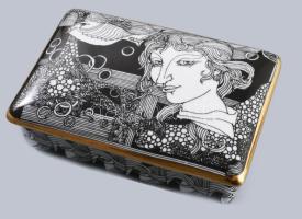 Hollóházi Szász Endre által tervezett mintával díszített bonbonier. Matricás, jelzett, hibátlan, 14x9 cm