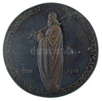 Ispánki József (1906-1992) 1938. "Hazatért felvidéki testvéreit magyar szeretettel köszönti Budapest székesfőváros közönsége / Az ezeréves Magyarország első királya Szent István évében 1038-1938" kétoldalas öntött bronz emlékérem (83mm) T:AU,XF kis patina