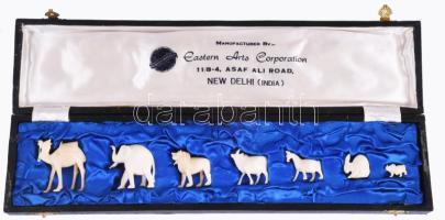 Csont állat figura készlet díszdobozban. Faragott csont elefánt, tehén, teve, stb Eastern arts corporation, India. 1-5 cm