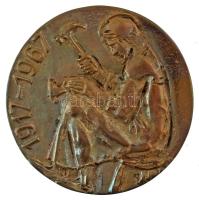 DN "1917-1967" munkást ábrázoló egyoldalas, öntött bronz emlékérem, feltehetőleg a "nagy októberi szocialista forradalom" 50. évfordulója alkalmából (78mm) T:AU