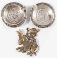 2 fém hamuzó d: 6 cm, juhászt ábrázoló dísz m: 6.5 cm