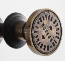 Ügyvédi pecsétnyomó. fa nyéllel, h: 9 cm