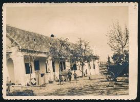cca 1930 Szakcs, parasztház fotója, felületén törésnyom, 8,5×12 cm