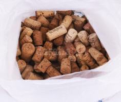 310 darab parafadugó, sok borászatból, magyar és külföldi, közte címeresek, hozzá egy lista a borászatokról.