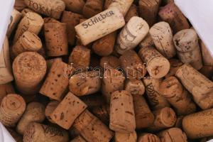 310 darab parafadugó, sok borászatból, magyar és külföldi, közte címeresek, hozzá egy lista a borász...